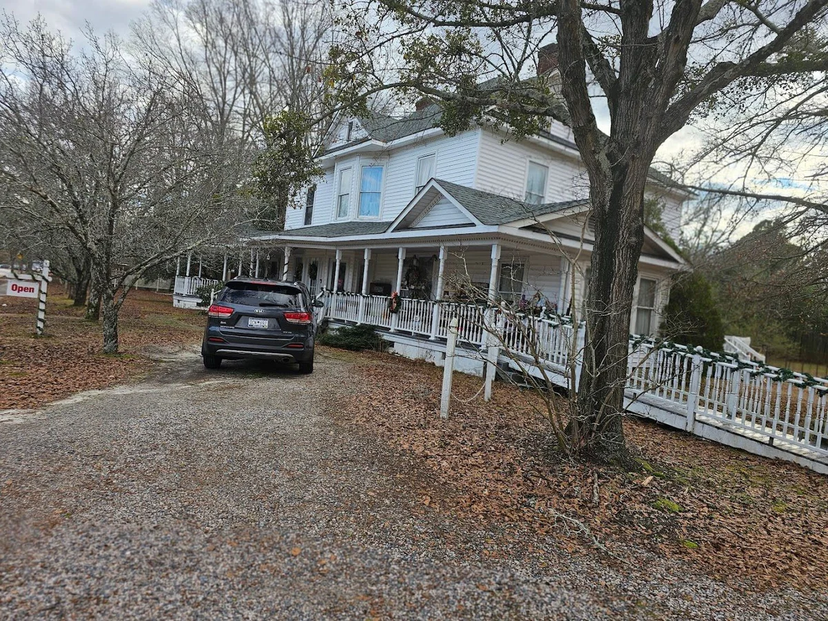 WhiteHouse SC Vintage Quilts, Chenille & Linens