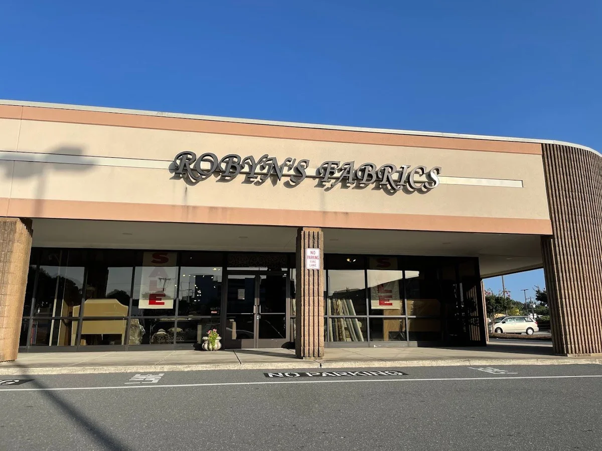 Robyn's Fabrics & Custom Design Interiors